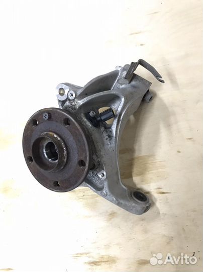 Передний поворотный кулак Passat B8