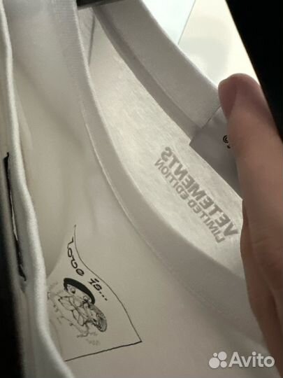 Футболка Vetements Love Is T-Shirt