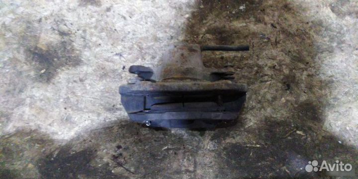 Суппорт передний левый Mitsubishi Lancer седан 1.6