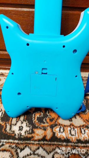 Игрушечная гитара