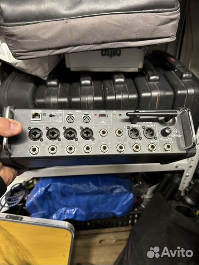 Цифровой микшерный пульт Behringer XR12