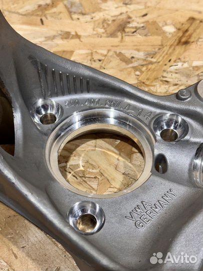 Поворотный кулак передний Tiguan 2 Octavia A7