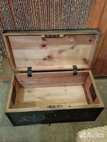 Сундук старинный