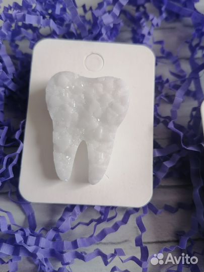 Брошь зуб из эпоксидной смолы