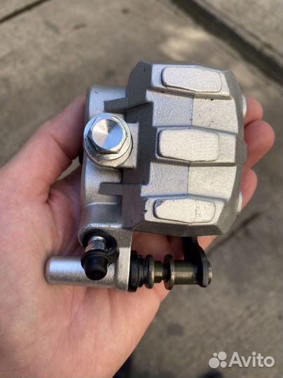 Тормозной суппорт на скутер