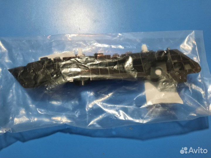 Кронштейн бампера передний правый Kia Rio 4