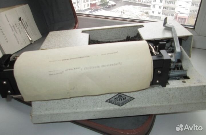 Пишущая печатная машинка 