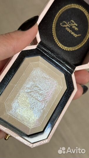 Too faced хайлайтер
