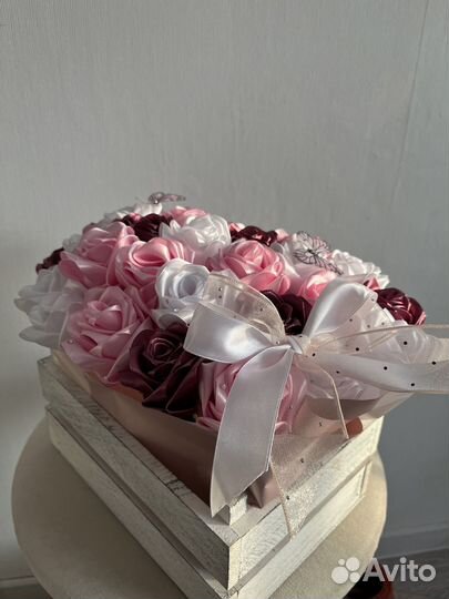 Композиция из атласных лент