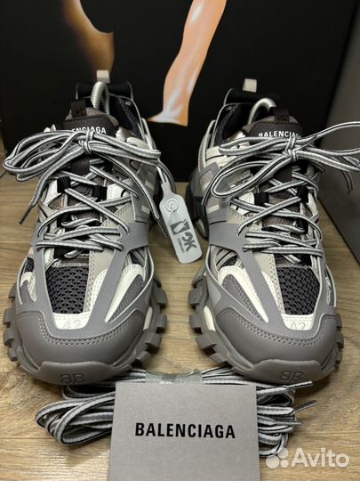 Кроссовки balenciaga track 1 grey на руках