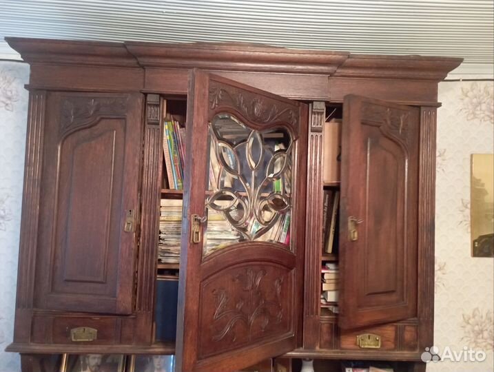 Старинный антикварный шкаф буфет
