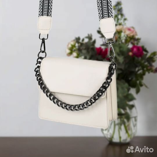 Сумка через плечо маленькая квадратная с цепочкой
