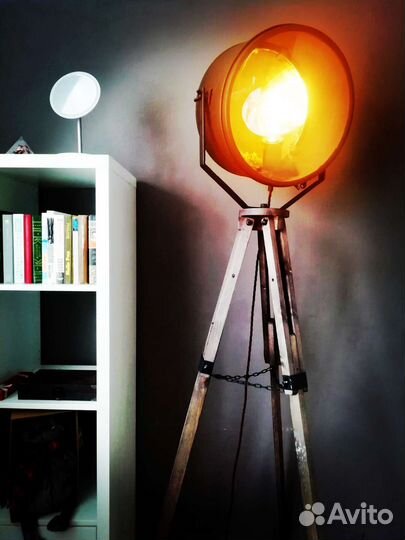 Прожектор на штативе