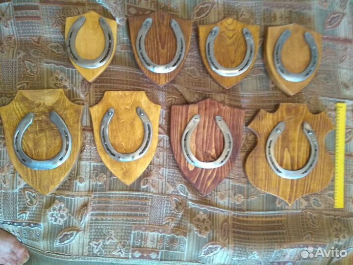 Оберег подкова на счастье на деревянном панно