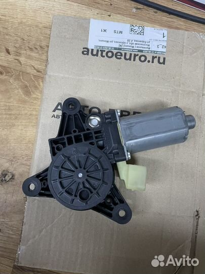 Моторчик стеклоподъемника правый MB Vito