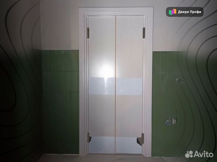 Дверь маятниковая для ресторана