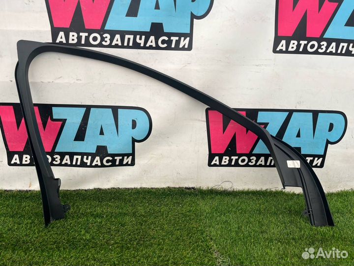 Молдинг стекла двери передней правой Ford Escape 4