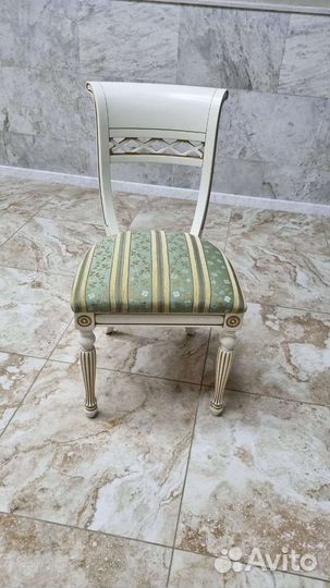 Стол и стулья