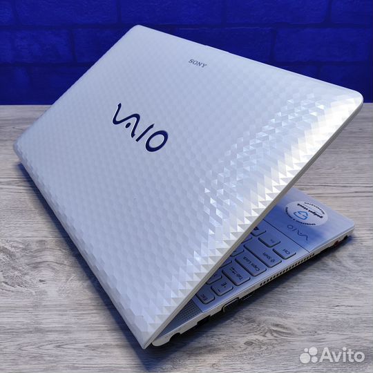 Ноутбук Sony vaio PCG-71812V Белый