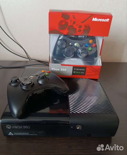 Xbox 360E 250 гб 2 игры 2 джойстика