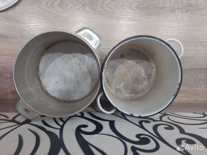 2 кастрюли 2,5 и 3л