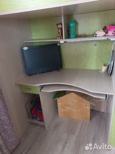 Кровать со шкафом и столом