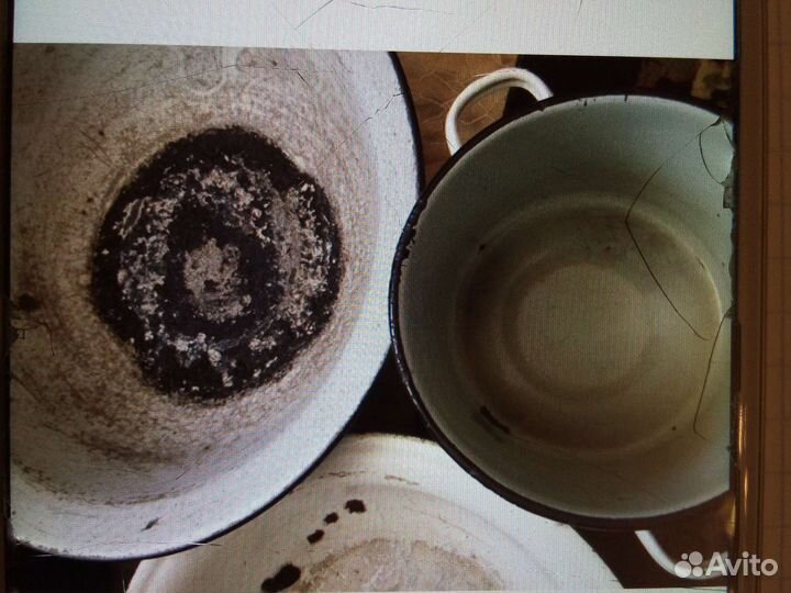 Старые тазы и кастрюли