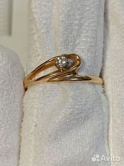 Золотое кольцо с бриллиантом 15,5р
