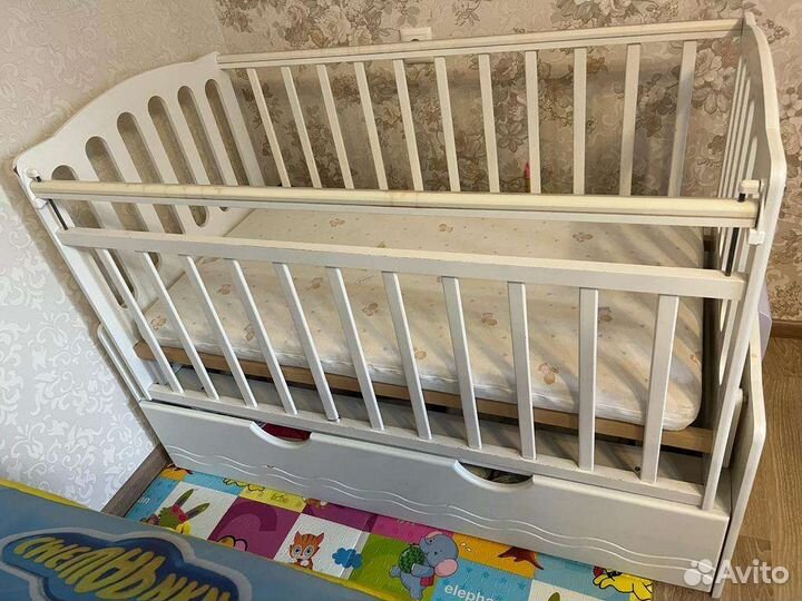 Детская кроватка с маятником и ящиком