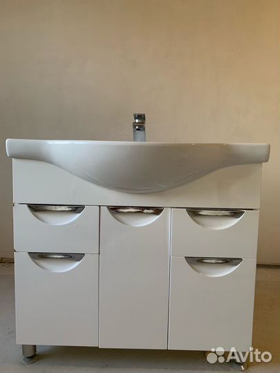 Раковина с тумбой