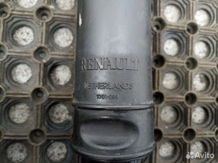 Цилиндр подъема кабины правый Renault T