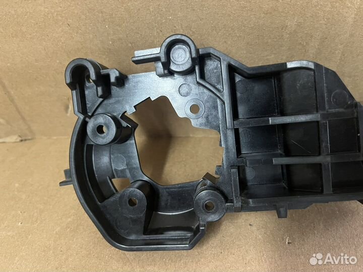 Крепление левое зеркала Toyota RAV4 ха 50