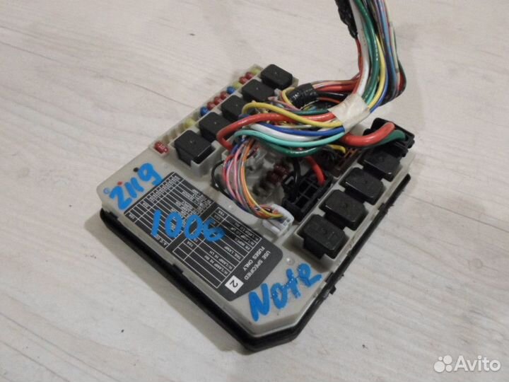 Блок предохранителей под капотом Nissan Note