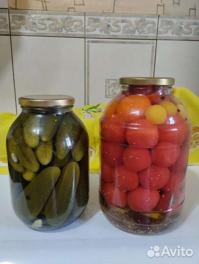 Соленья домашние (огурцы, помидоры соленые)