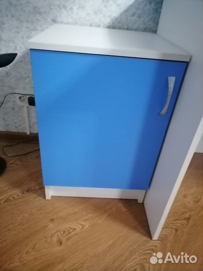 Письменный стол с тумбочкой и полками