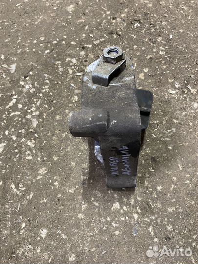 Опора кронштейн двигателя правый Додж Калибер