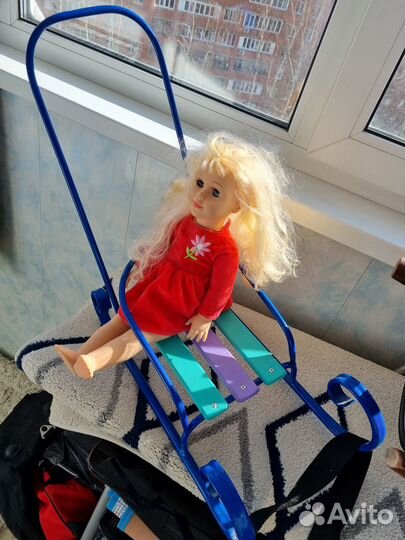 Санки игрушечные с куклой вместе