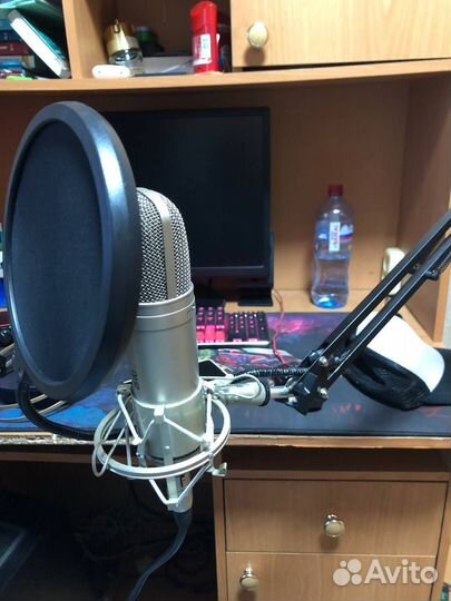 Студийный микрофон behringer