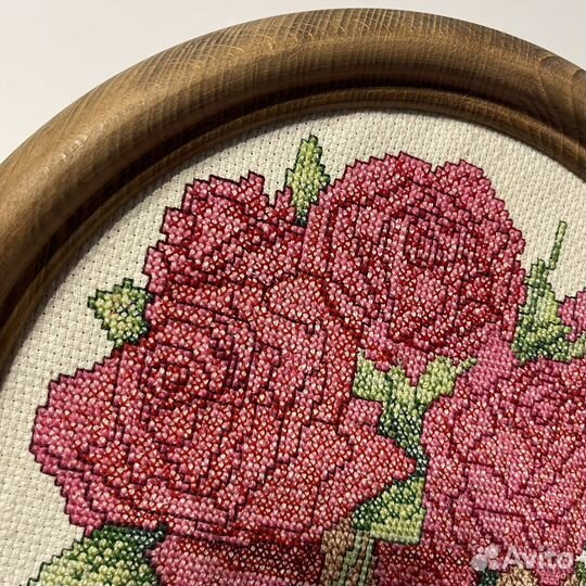 Панно картина вышивка крестиком розы в корзине