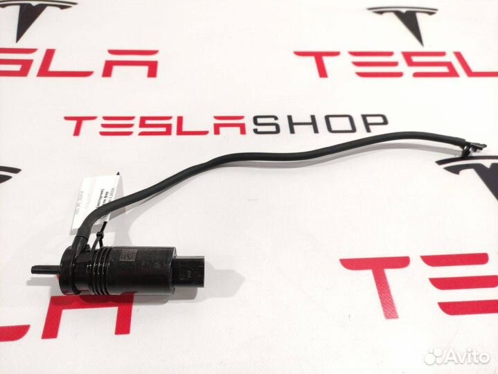 Насос (моторчик) омывателя стекла Tesla Model 3