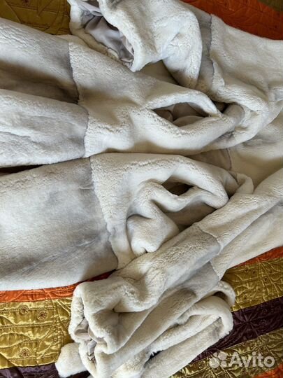 Продам бежевую шубу из бобра с капюшоном из норки