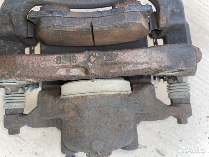 Суппорт передний правый Opel Astra J A16XER 2011