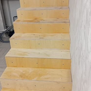 Обшивка бетонной лестницы деревом под ключ