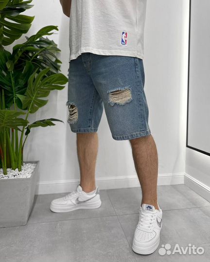 Джинсовые шорты с рваными элементами