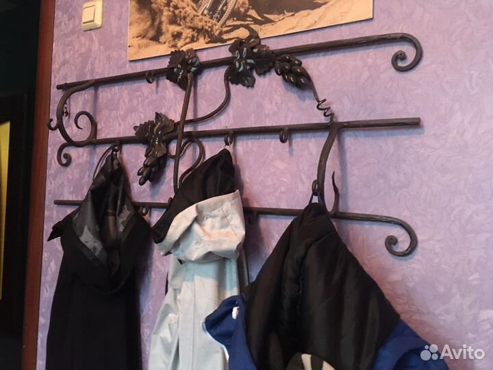 Кованная вешалка в ресторан особняк Виноград Лоза