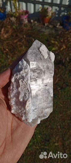 Кристалл дымчатого кварца в цеолите