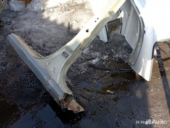 Центральная стойка кузова левая Toyota Funcargo