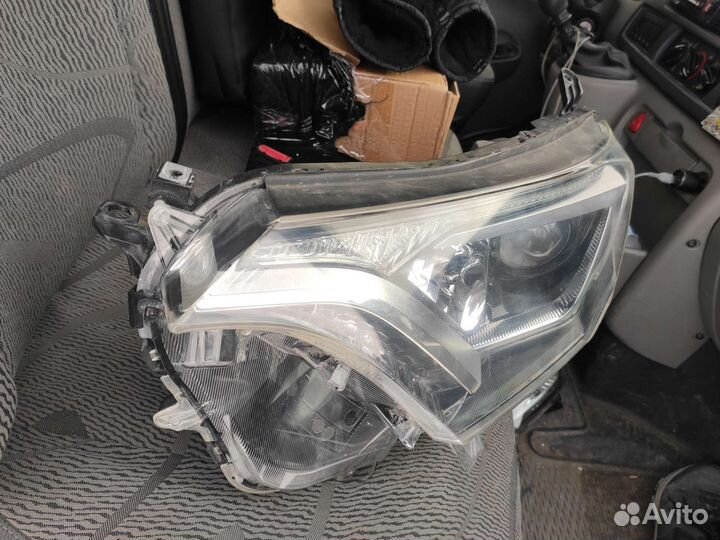 Фара левая Toyota Rav 4 CA40 (2015-2019) галоген