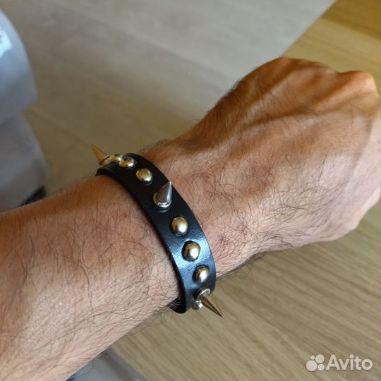 Браслет с шипами