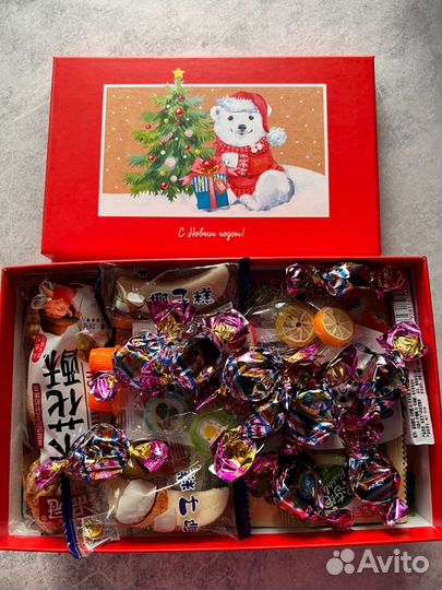 Подарочная коробка со сладостями